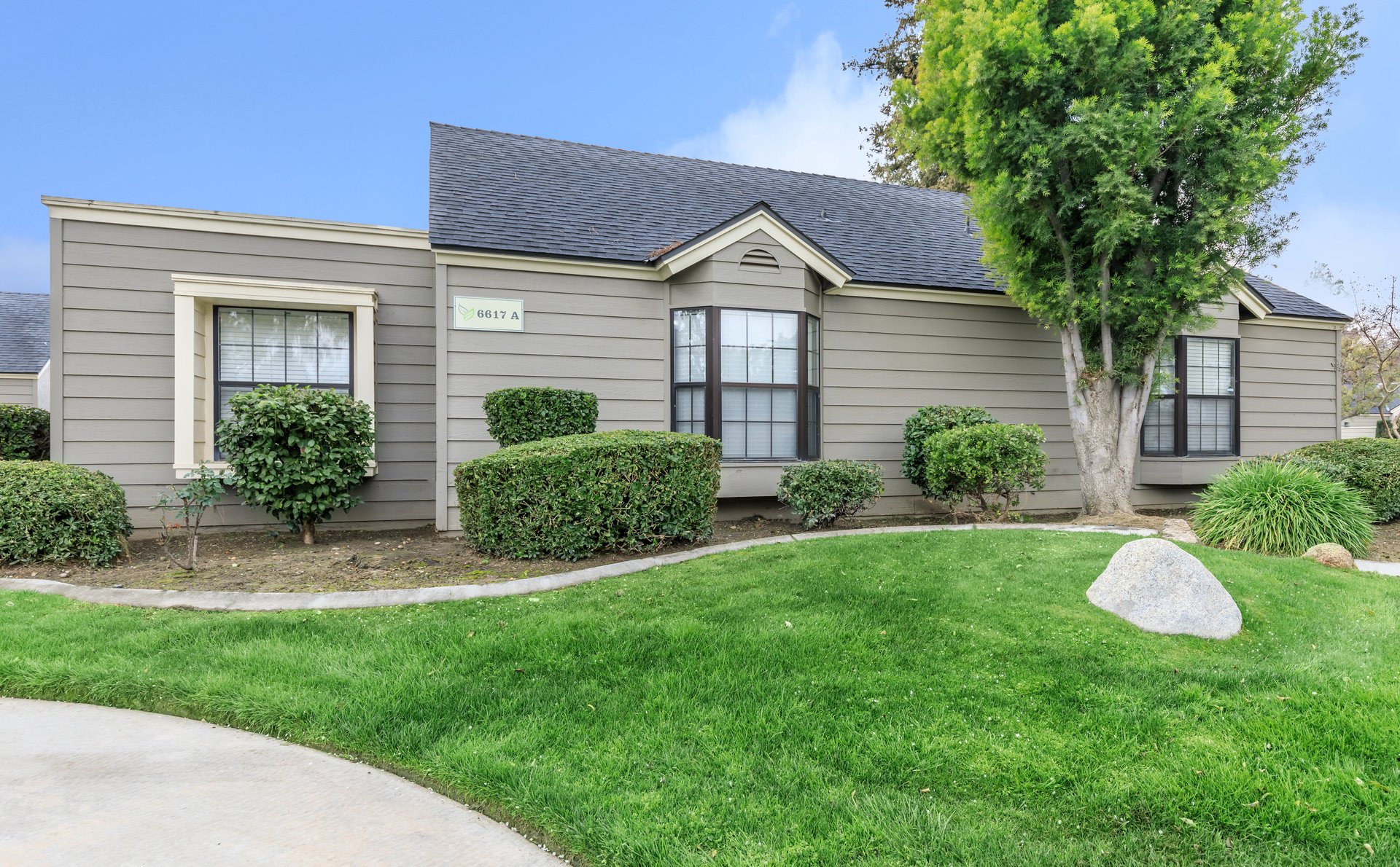 Laurelwood Gardens & West Villas Apartment Living in Bakersfield, CA