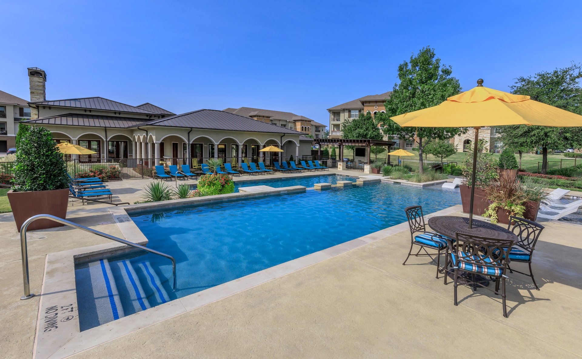 Vue Castle Hills Apartment Living in Lewisville, TX