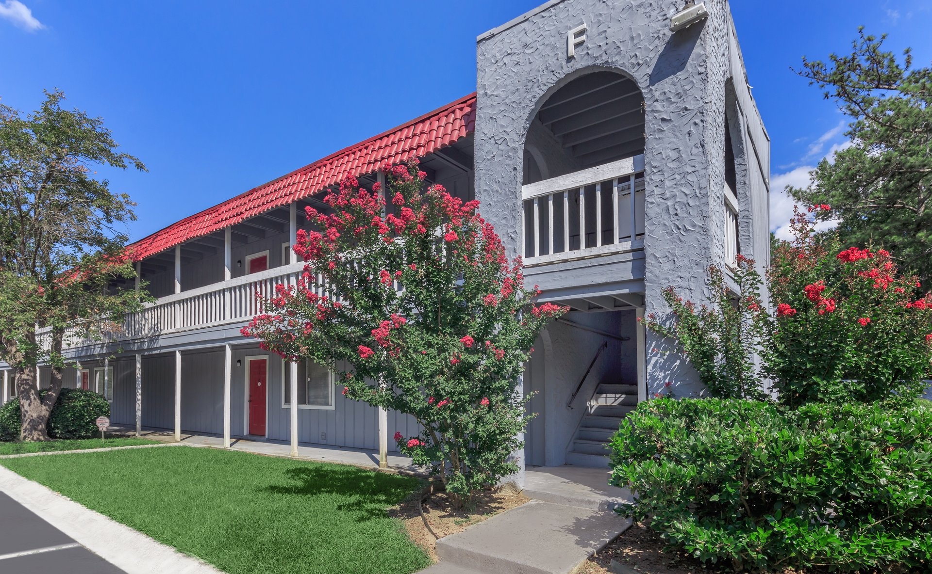 Royal Oaks Apartment Living in Atlanta, GA