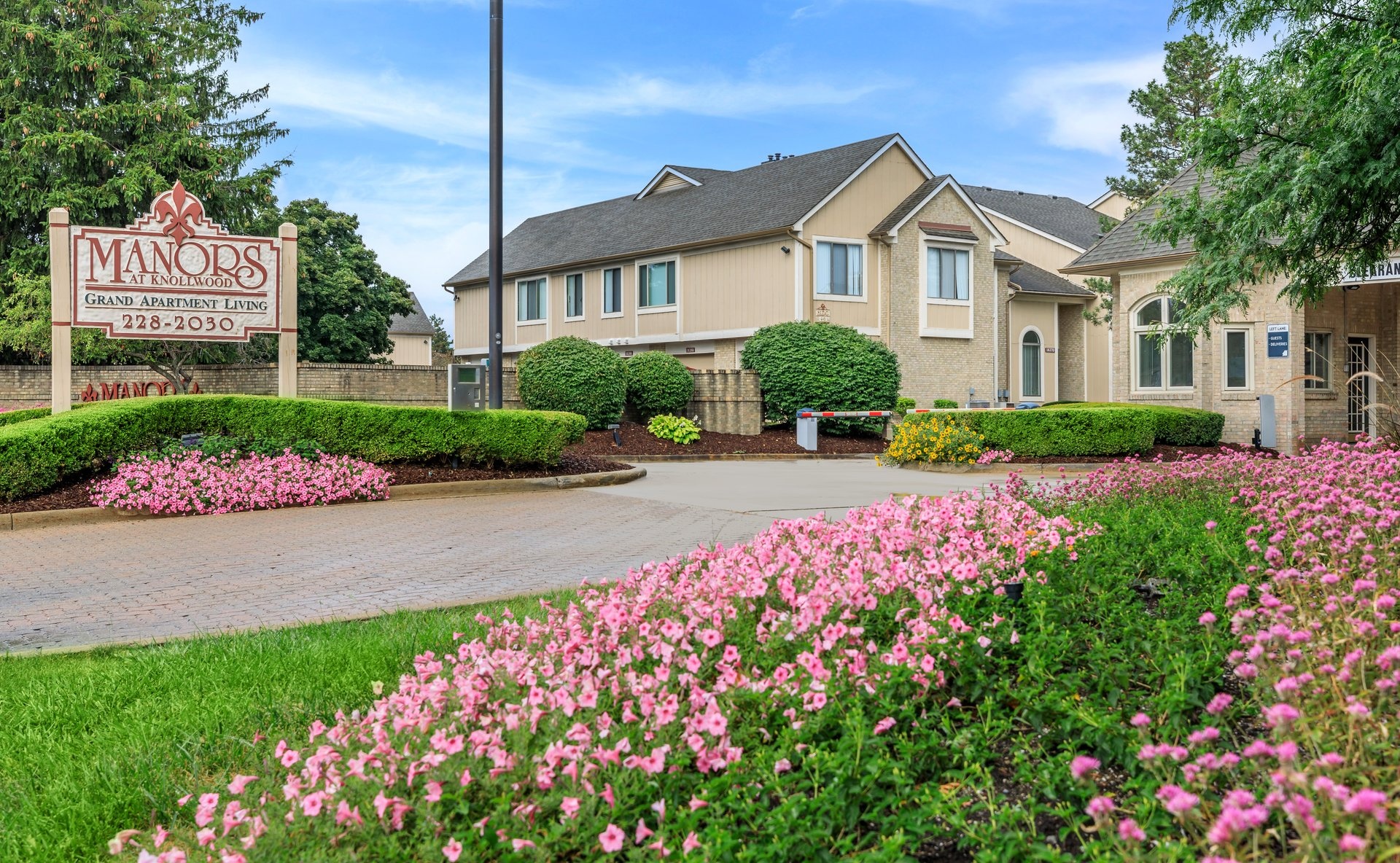 Manors at Knollwood Apartments in Clinton Township, MI