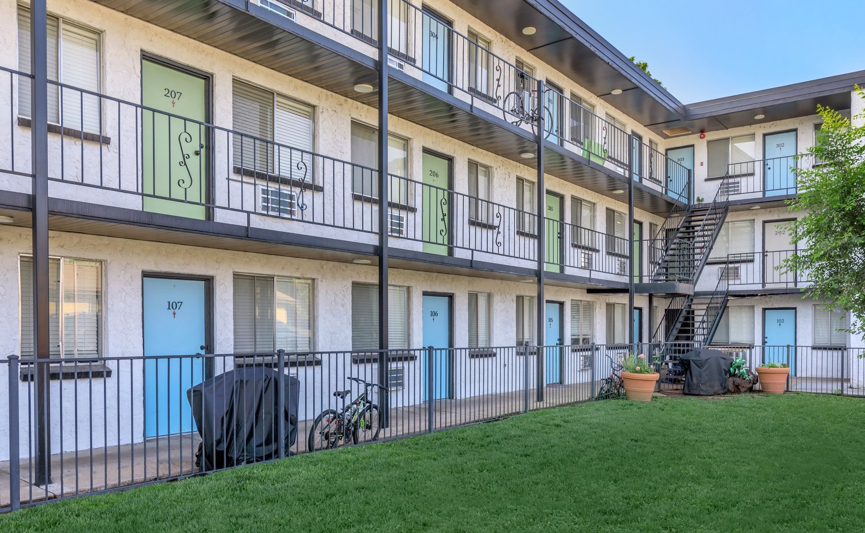 a group of lawn chairs sitting on top of a building