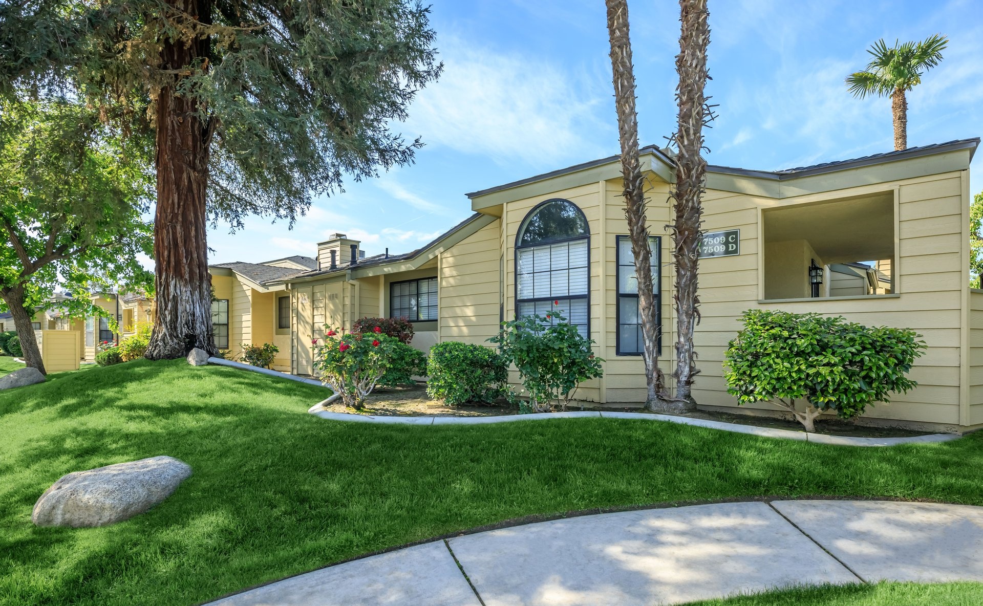 Laurelwood Gardens & West Villas Apartment Living in Bakersfield, CA